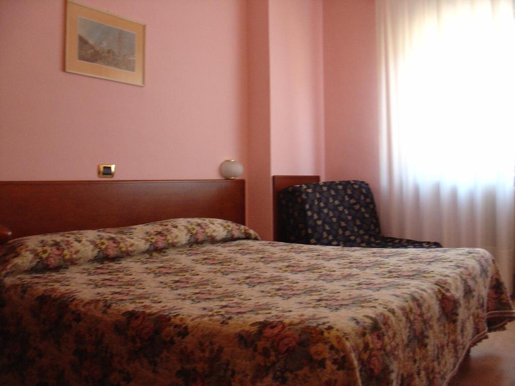 Domus Hotel Alessandria Exterior foto